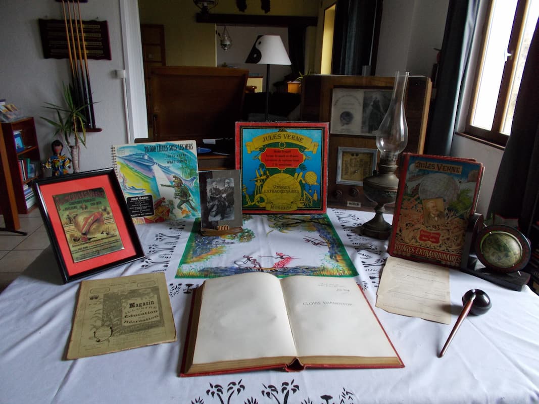 table présentant une collection de livres rares au musée Jules Verne du Lude (72)